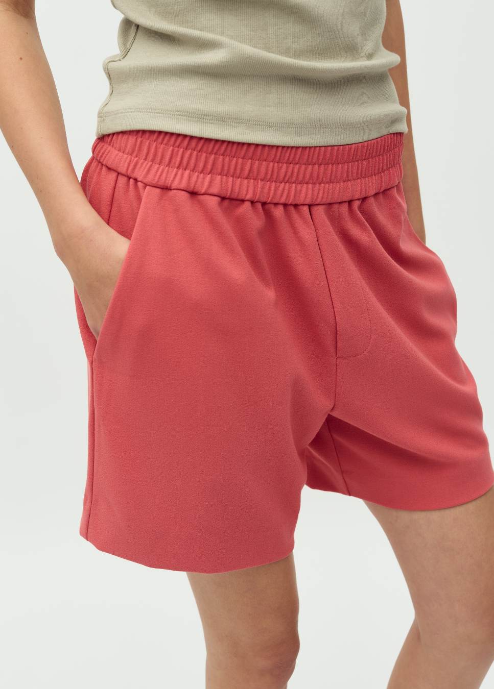 Close up van de short mbyM phillipa short-M close up rood van kleur