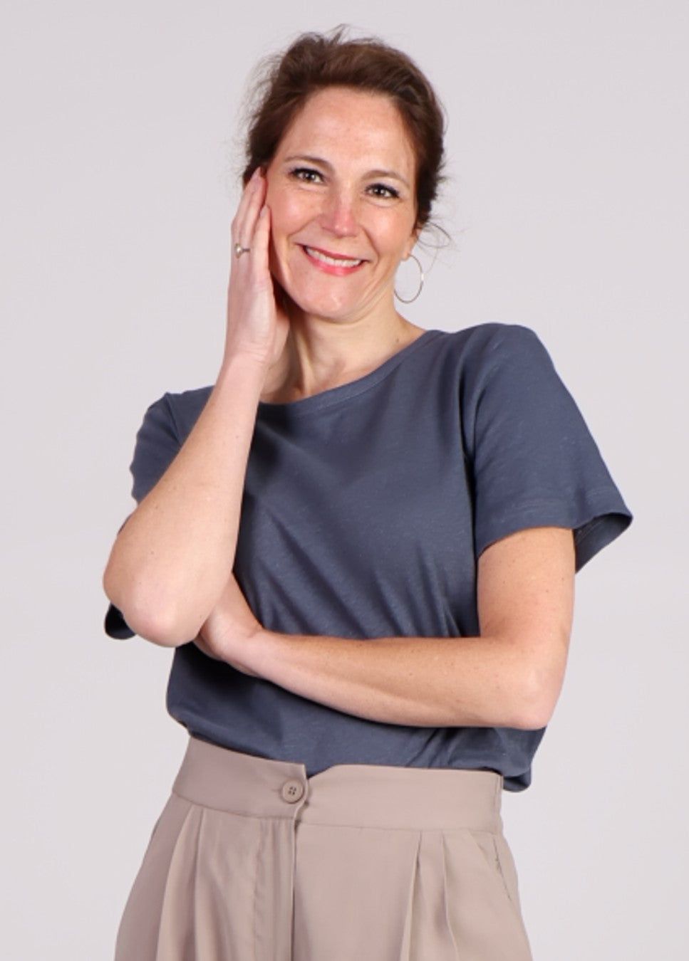 Donkerblauwe Modstrom holt linnen t-shirt op model voorkant 