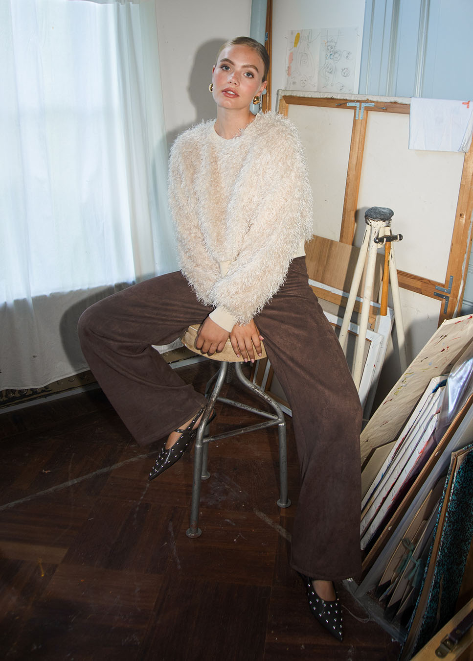 Studio Amaya Fav sweater fluffy beige voorkant model met bruine broek