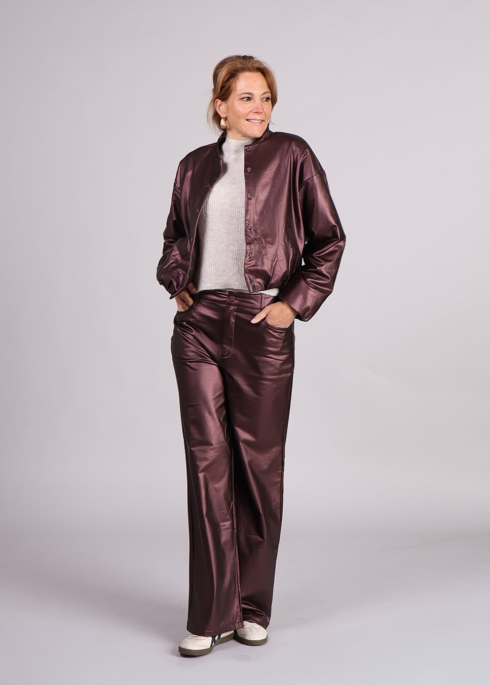 Studio Amaya Harper broek glanzend bruin voorkant model met beige top