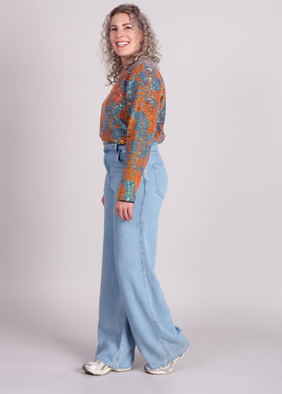 Trendy en tijdloze jeans shop je bij Boetiek Aniek! Van skinny tot wide-leg, onze collectie biedt de perfecte pasvorm voor elke stijl. Kies uit topmerken zoals Homage to denim voor een denimlook die altijd goed zit. Hoogwaardige kwaliteit en comfortabele fits maken onze jeans een must-have in je garderobe.