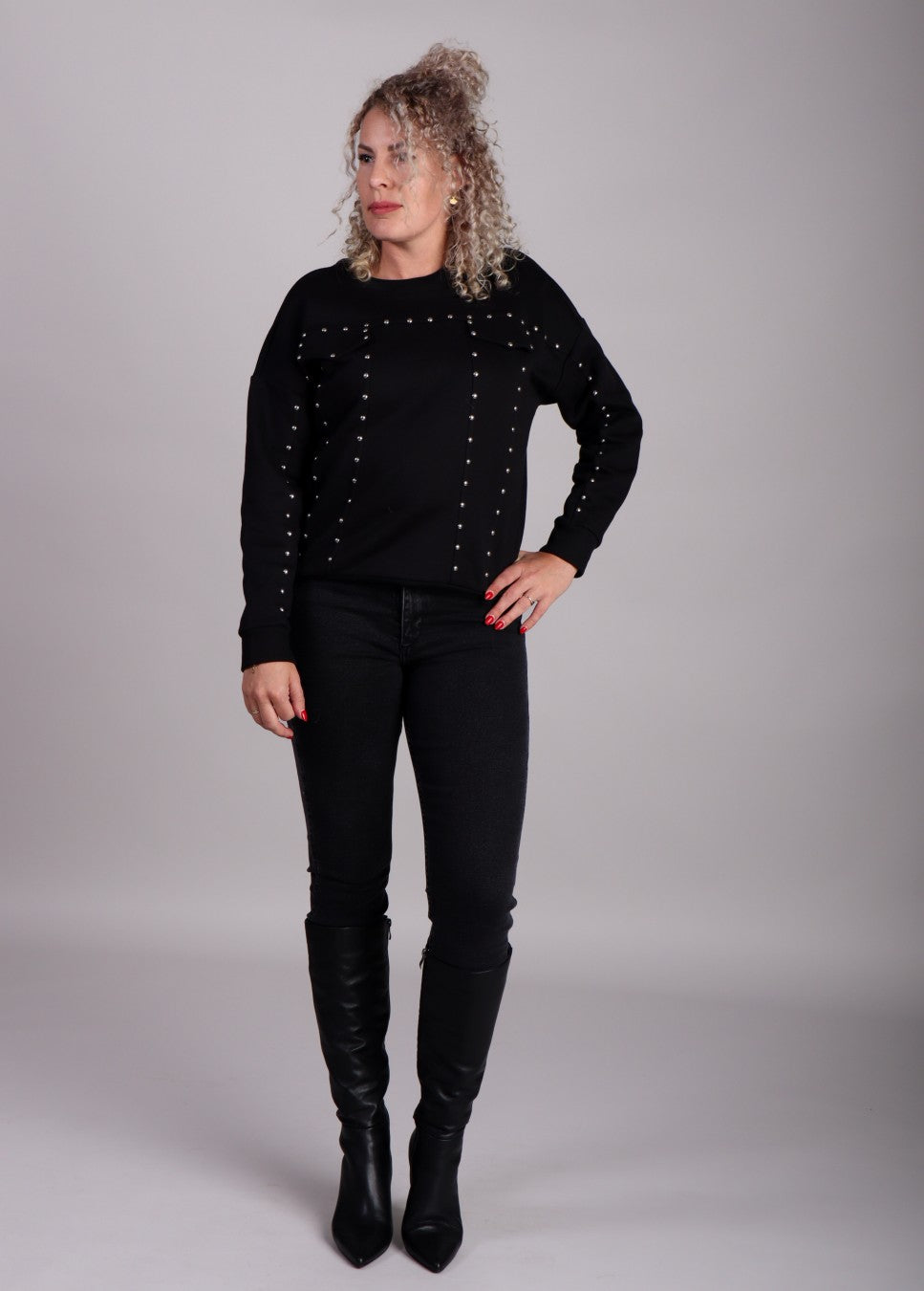Homage dames jeans carrie zwart op model staand wegkijkend