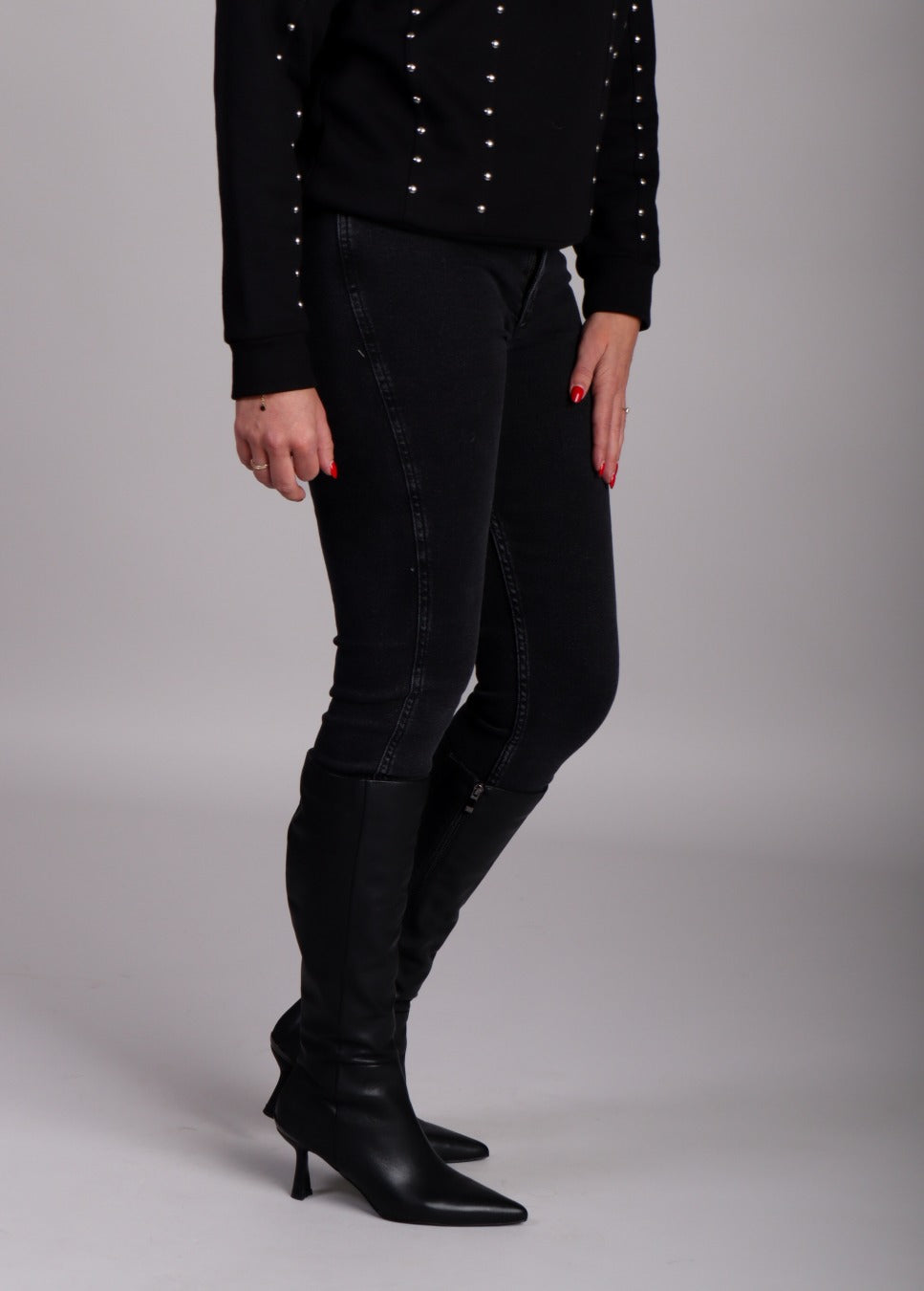 Zwarte homage jeans dames op model zijkant