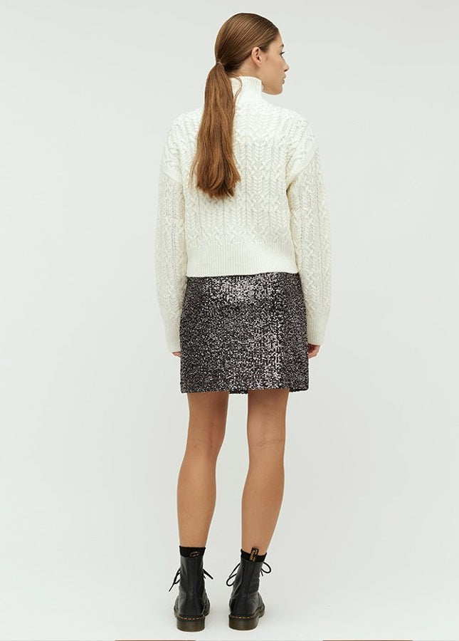 Minirok met pailletten van het merk mbyM. De korte zwarte rok heeft een elastische tailleband, pailletten en een mini lengte. Combineer de rok met een fijne gebreide trui voor een casual chique look of combineer de rok met de bijpassende zwarte paillettentop. Shop zwarte en blauwe pailletten rokken bij Boetiek Aniek.