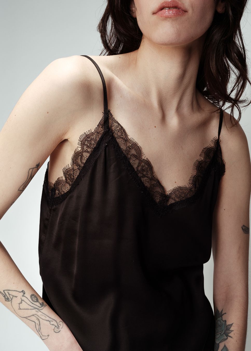 Zwarte spagetti top met kant Ombre Grace & Mila op model detail