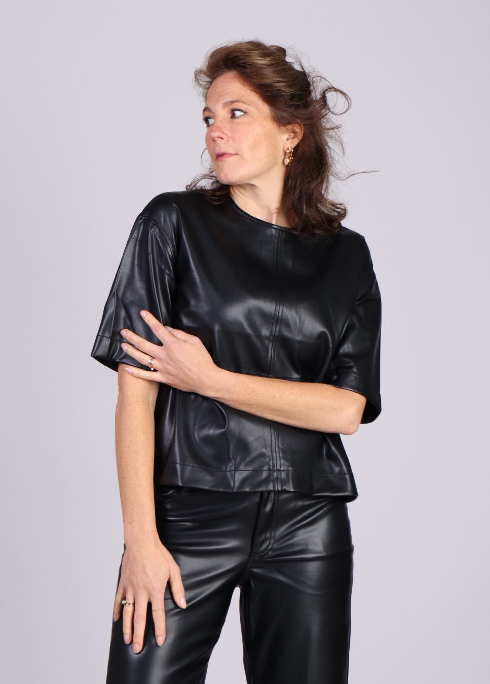 Zwarte mbym dames top emir vegan leather op model voorkant wegkijkend