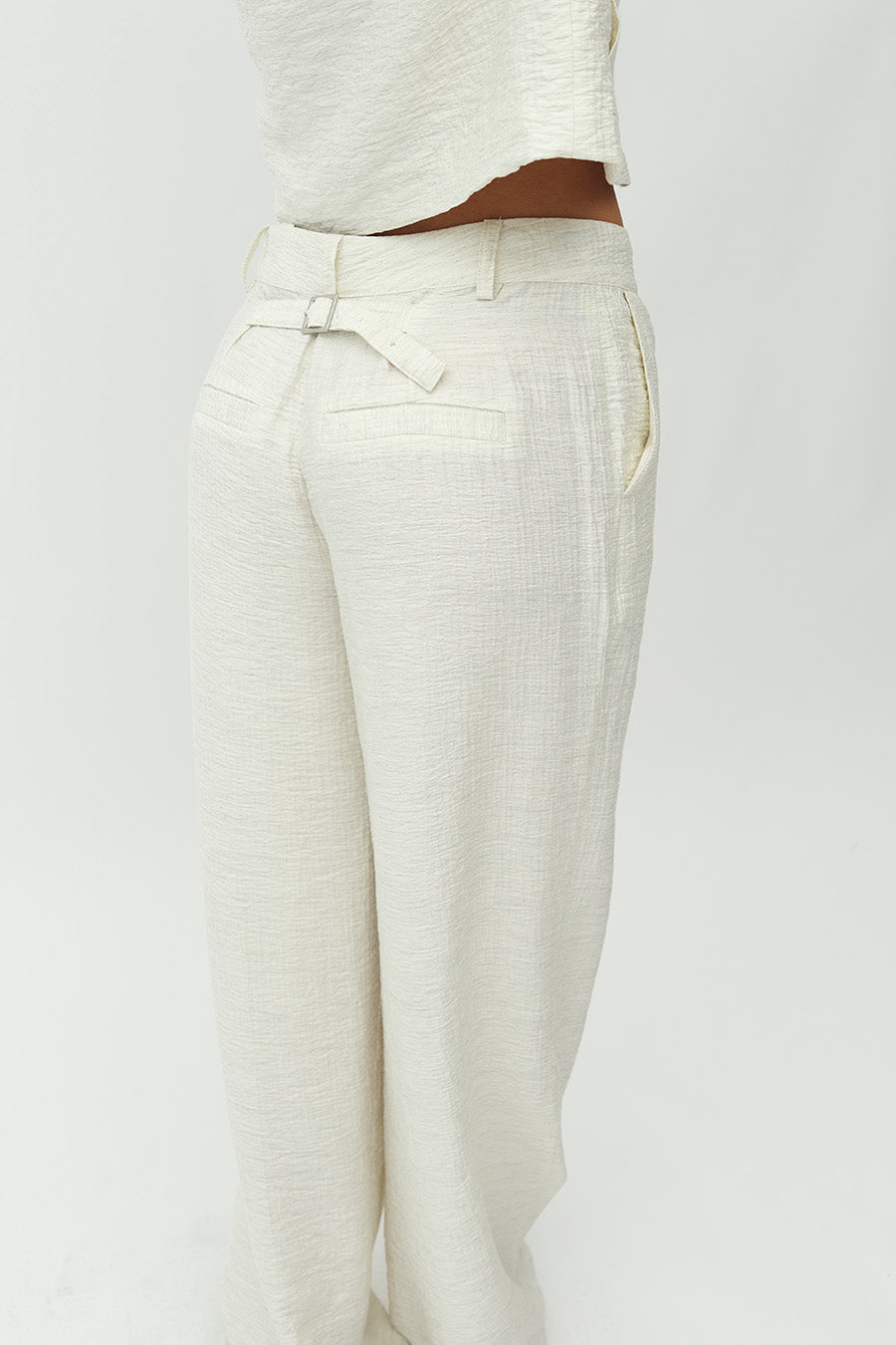 mbyM Dagma-M broek met structuur off white achterkant model