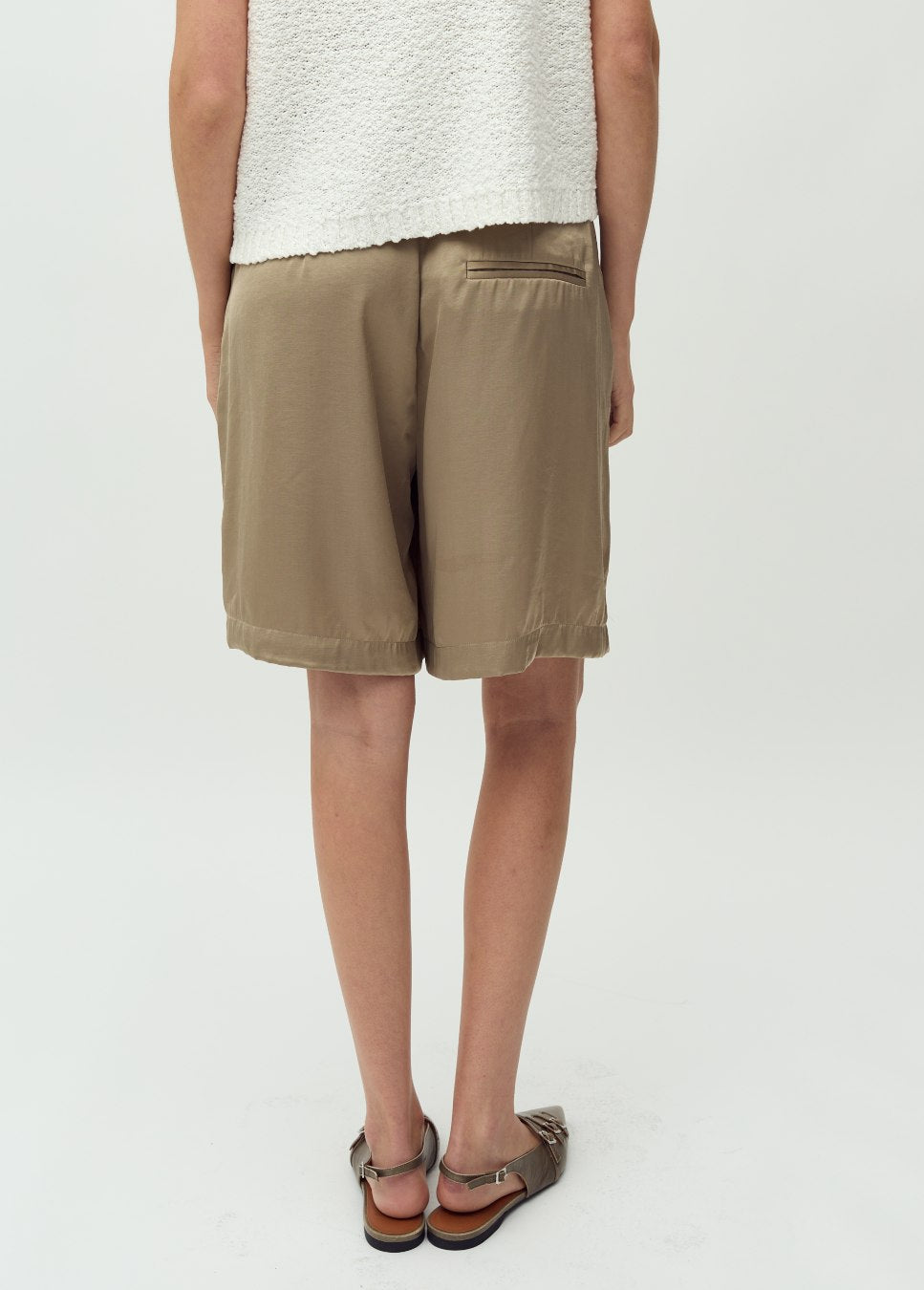 Achterkant satijn Guri mbyM short beige van kleur