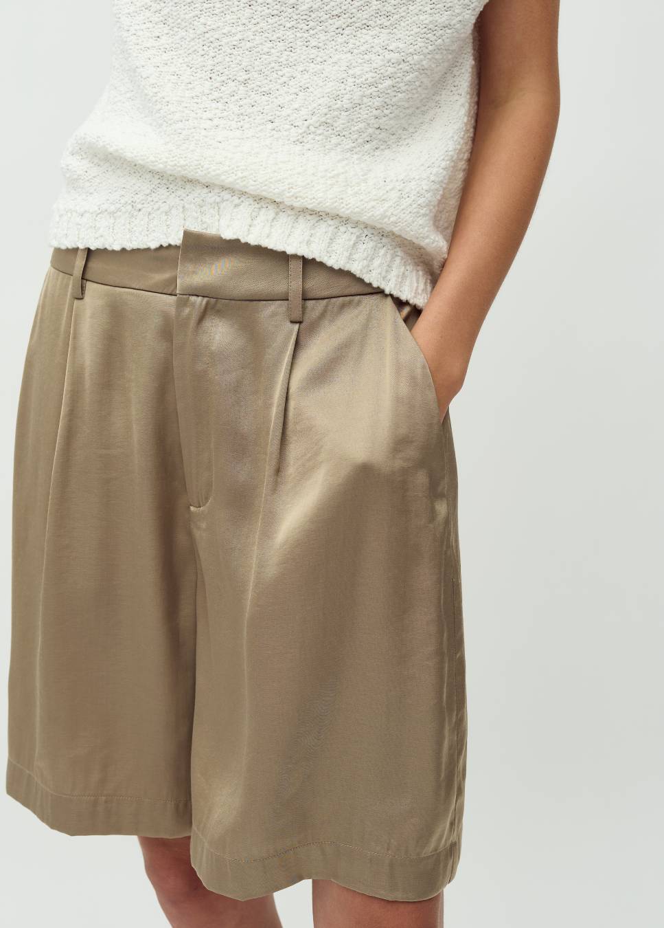 Close up van mbyM short, korte broek Guri beige satijn
