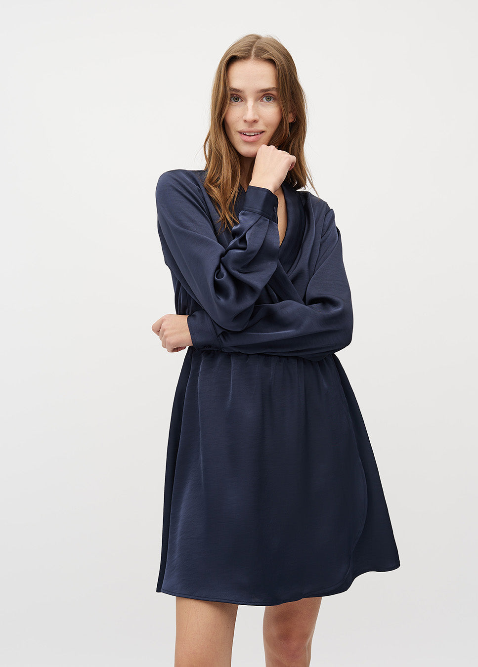 mbyM Nayah-M midi-jurk glanzend satijn blauw voorkant van model