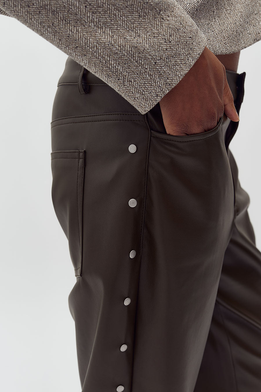 mbyM Petalla-M broek vegan leather met studs groen detail