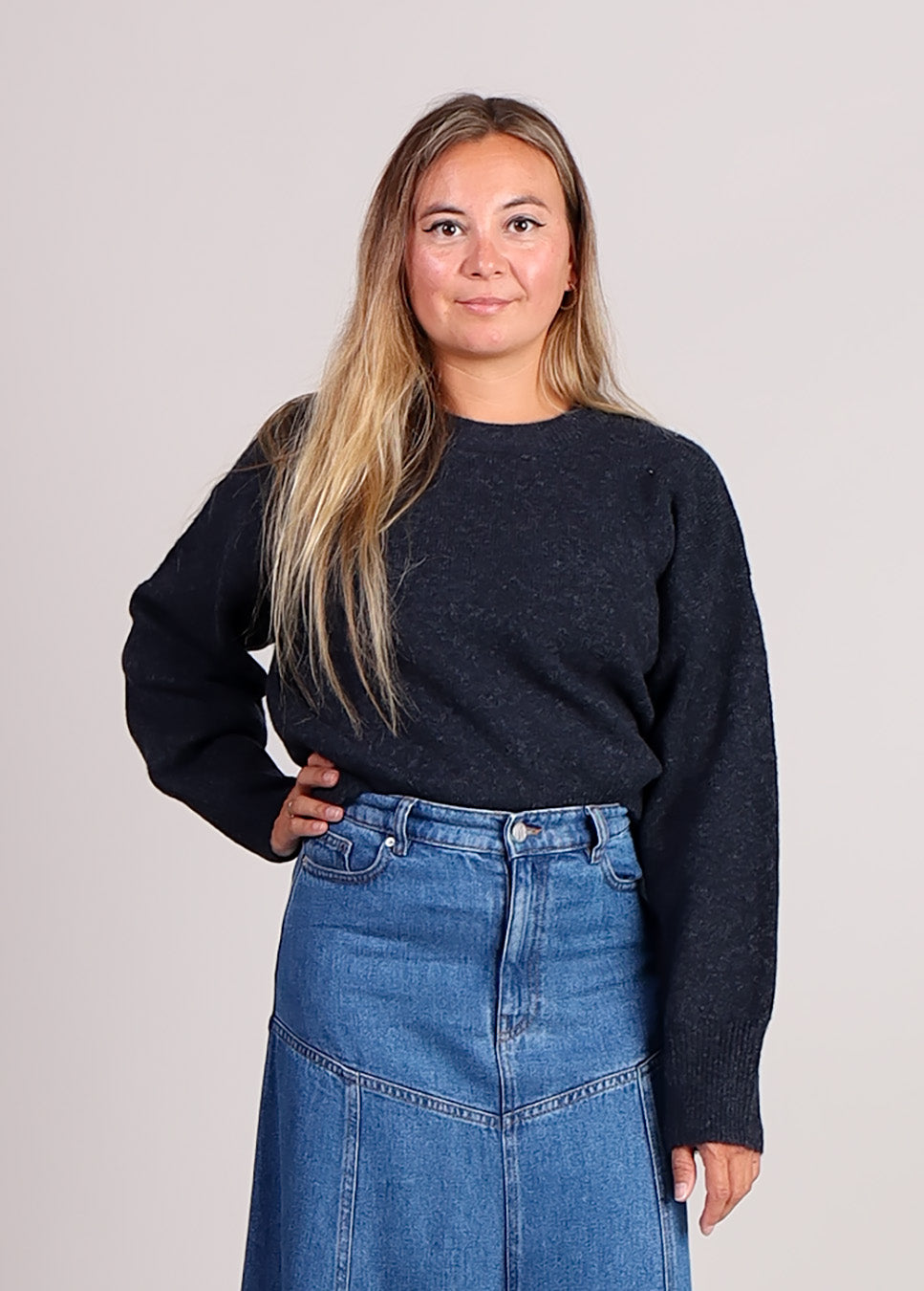 mbyM Sadi-M trui gebreid donkerblauw detail model met denim rok