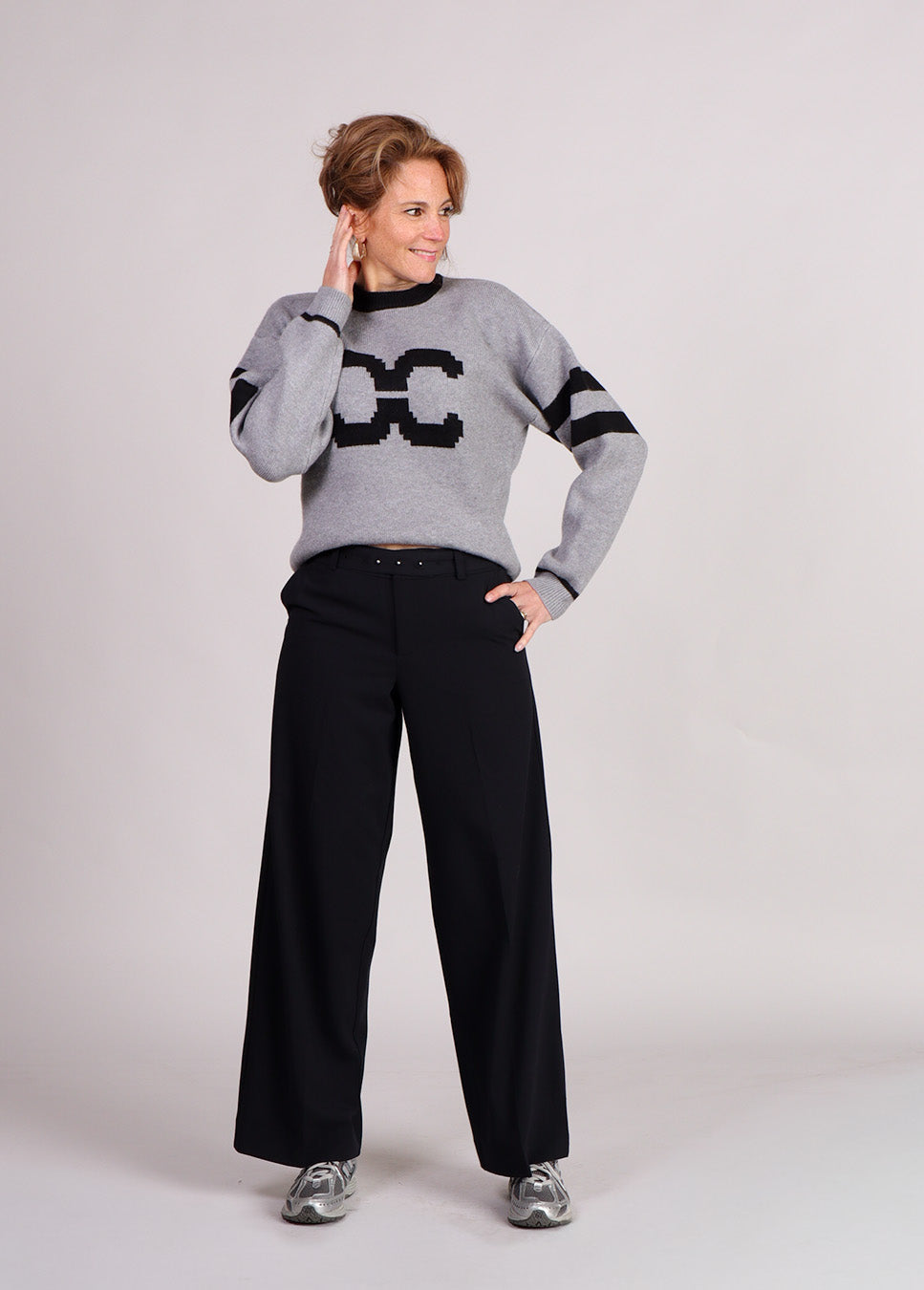 mbyM Vianni-M pantalon met ceintuur zwart voorkant model met grijze trui
