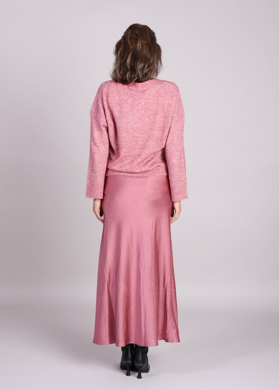 roze satijnen maila mbym rok op model achterkant