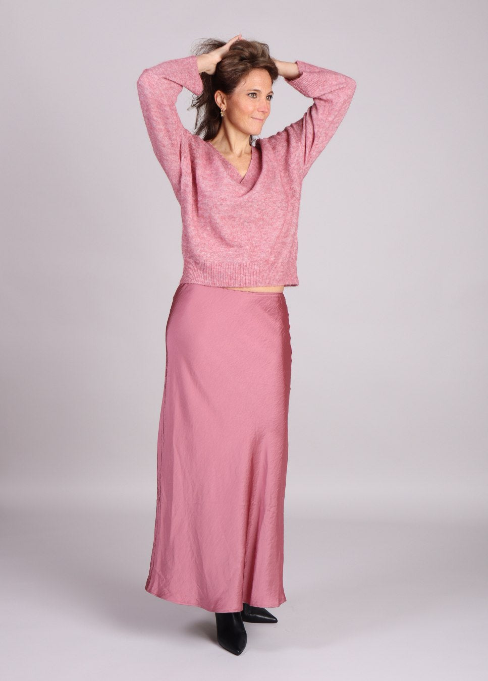 mbym maila roze satijnen rok op model staand 