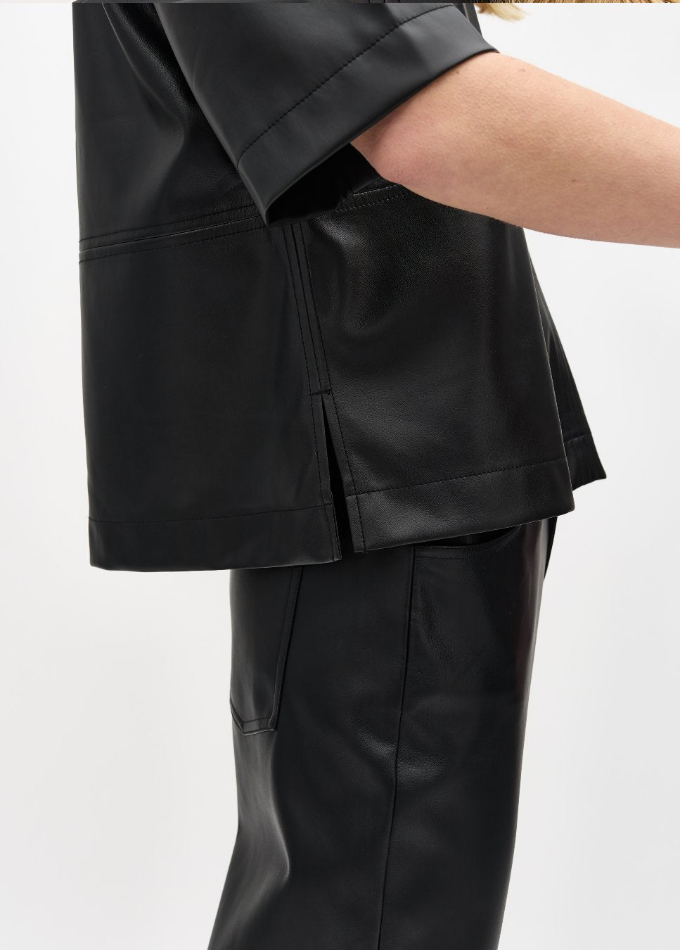 Zwarte vegan leather top driekwart mouw Emir mbyM detail op model