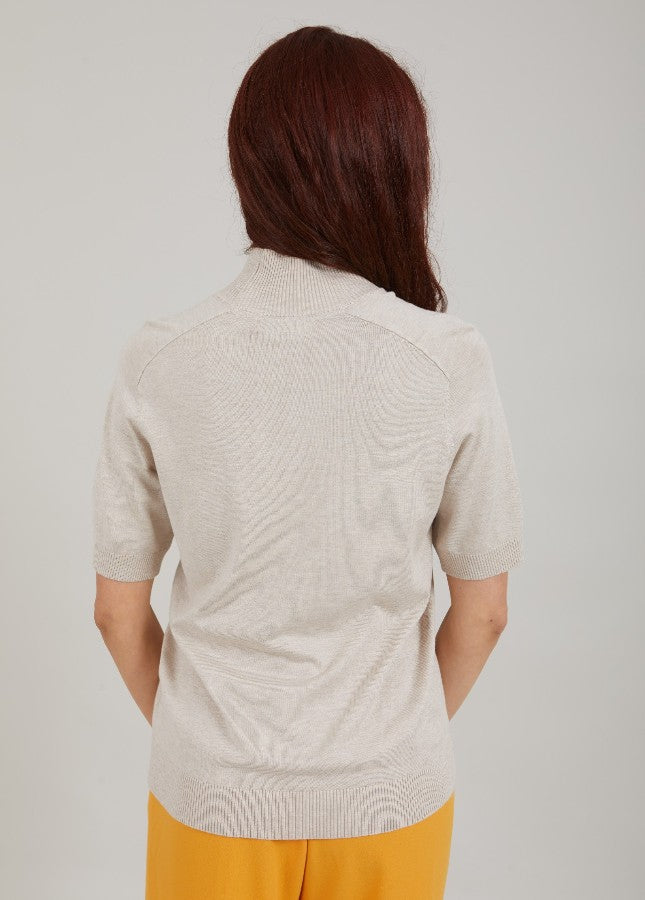 Heerlijk zacht en comfortabel deze fijn gebreide knit van CC Heart. De Ella coltrui met korte mouwen valt mooi aansluitend en lang. De fijn gebreide top is een perfecte basic voor het voorjaar. Super leuk te combineren met de glanzende rok van CC Heart. Shop de nieuwe collectie dames tops, dames basics, beige truien.