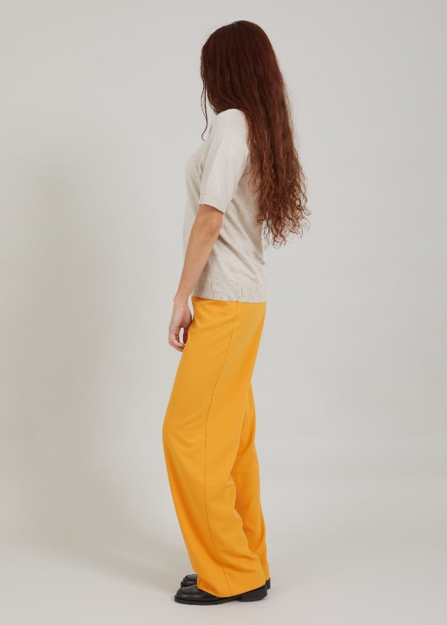 Heerlijk zacht en comfortabel deze fijn gebreide knit van CC Heart. De Ella coltrui met korte mouwen valt mooi aansluitend en lang. De fijn gebreide top is een perfecte basic voor het voorjaar. Super leuk te combineren met de glanzende rok van CC Heart. Shop de nieuwe collectie dames tops, dames basics, beige truien.