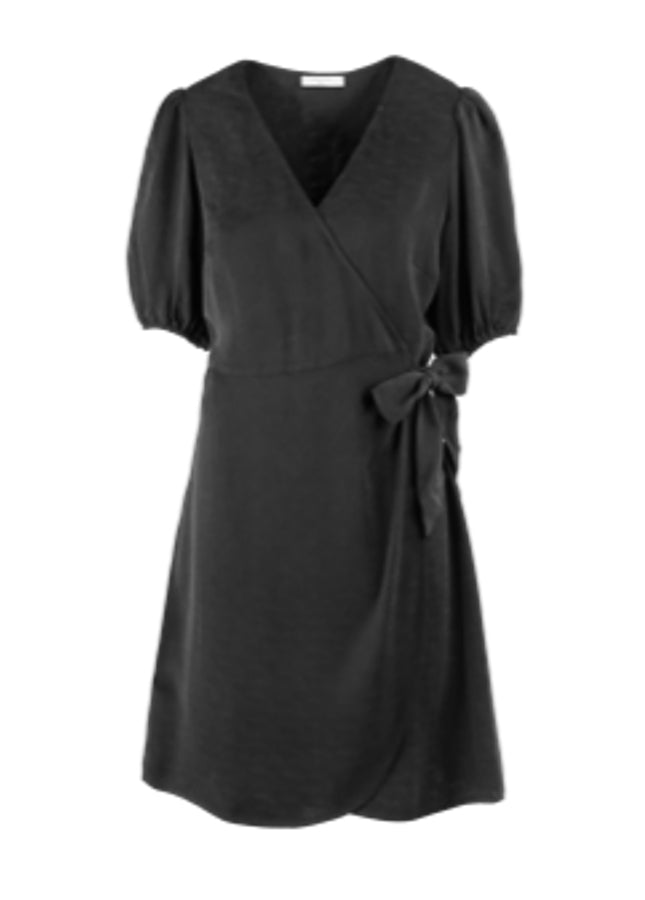 Zwarte wikkeljurk Faden FRNCH I De little black dress mag niet ontbreken in je kledingkast. Deze wikkeljurk Faden van FRNCH is de perfecte lbd voor de zomer. De zwarte wikkeljurk heeft een korte pofmouw met elastische mouwzoomen, verborgen striksluiting en strikkoord in de taille. Shop de nieuwe collectie zomerjurken.